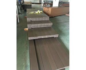 木塑制品生產(chǎn)車間照片